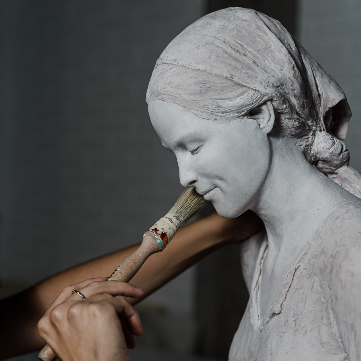 María Elisa Rivera realizando los ajustes finales de la Escultura Madre de Hakuna