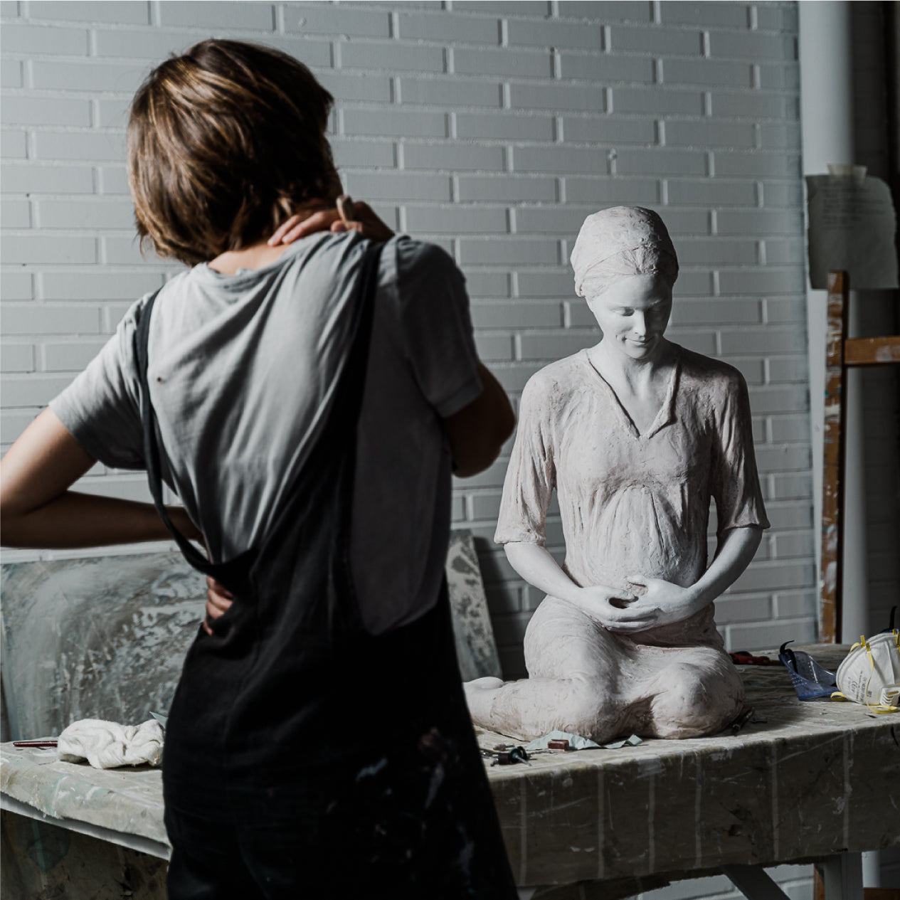 María Elisa Rivera contemplando la Escultura Madre de Hakuna