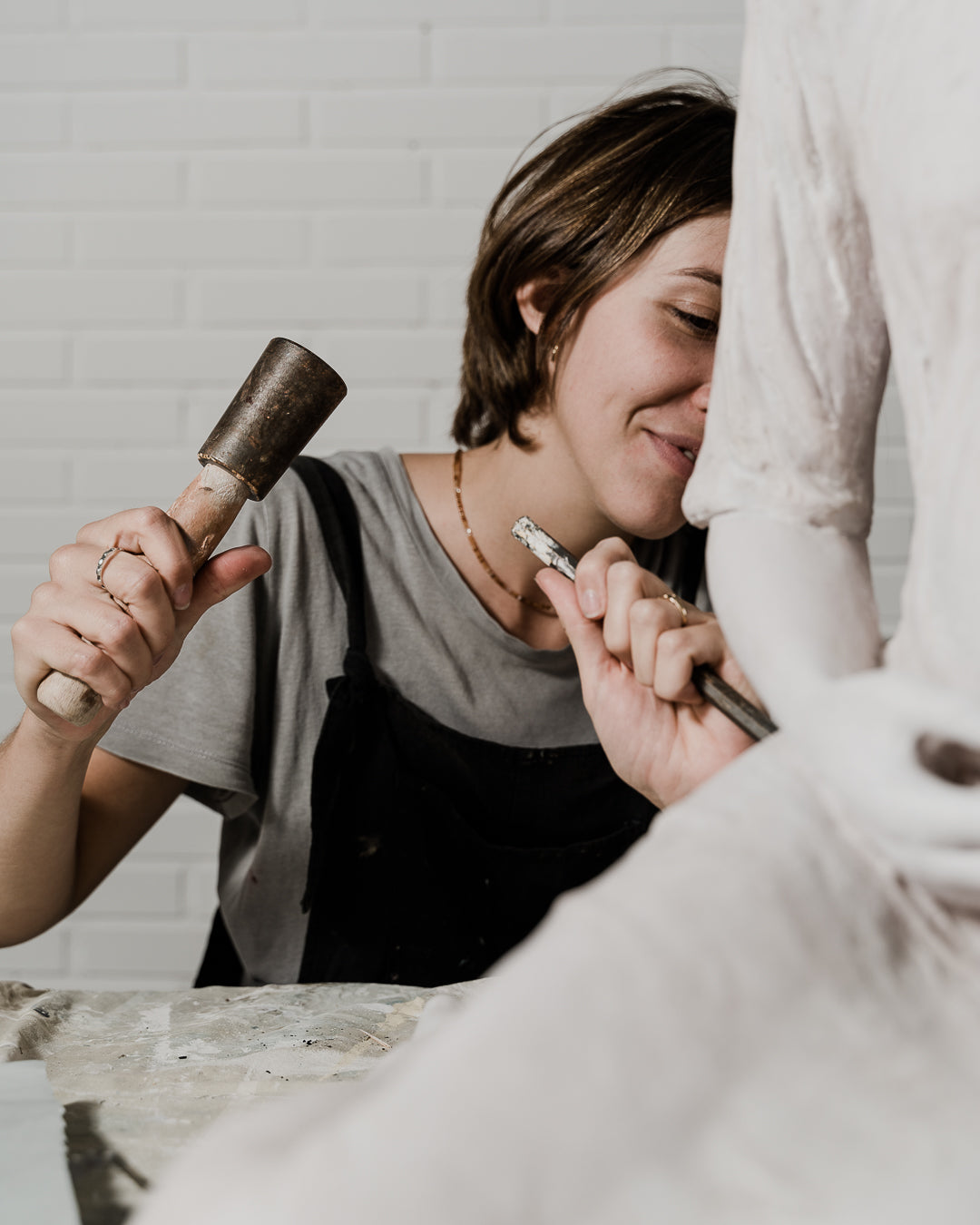 María Elisa Rivera modelando la Escultura Madre de Hakuna en su taller
