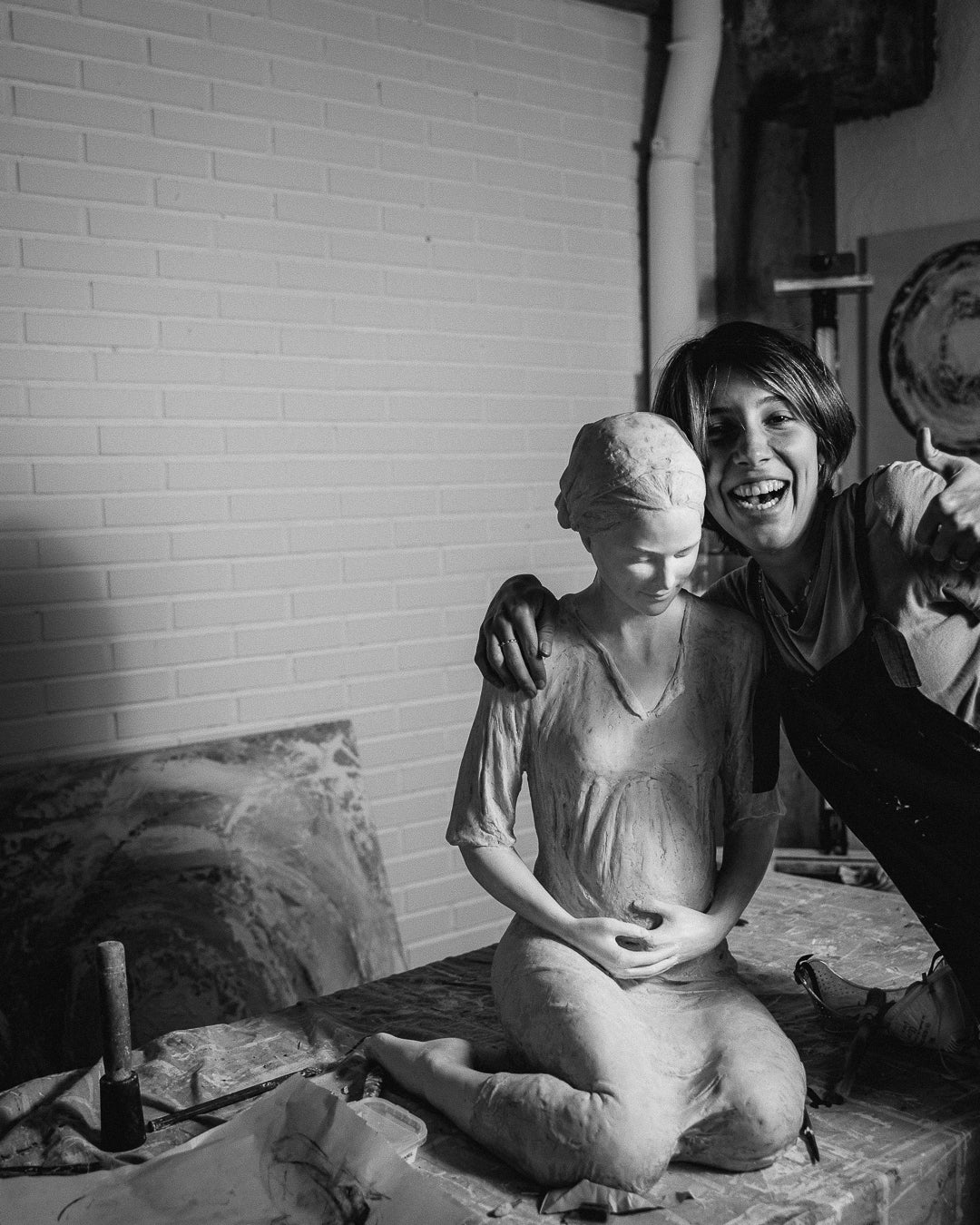 María Elisa Rivera junto a la Virgen de Hakuna terminada