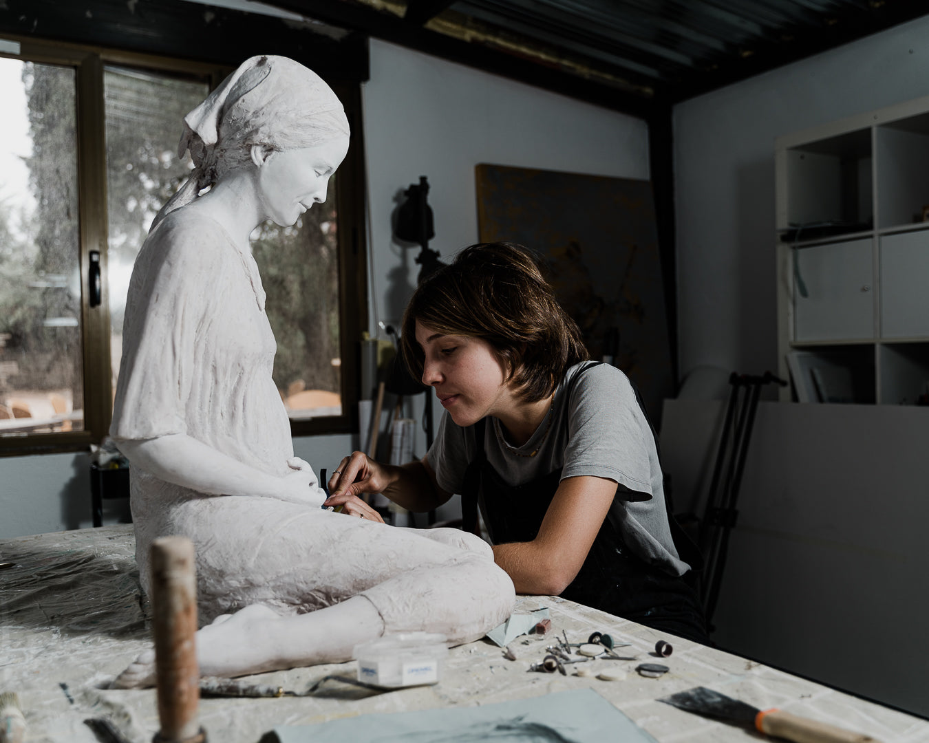 María Elisa Rivera en su taller durante el proceso de creación de la Madre de Hakuna