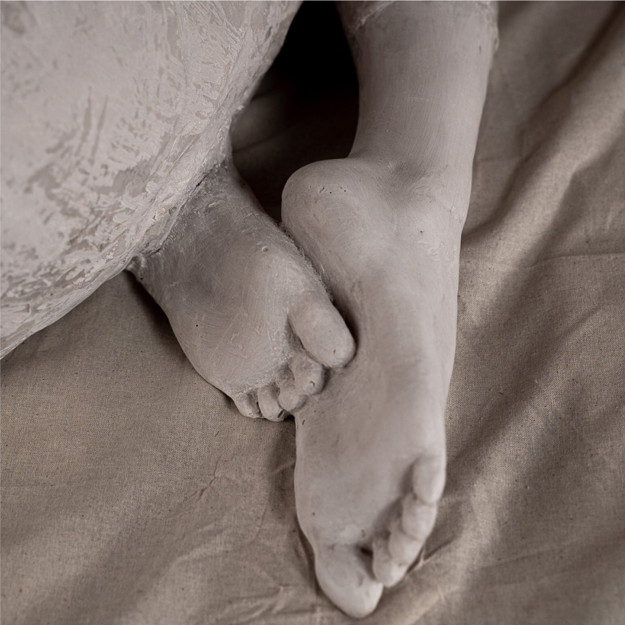 Detalle de los pies de la Virgen de Hakuna