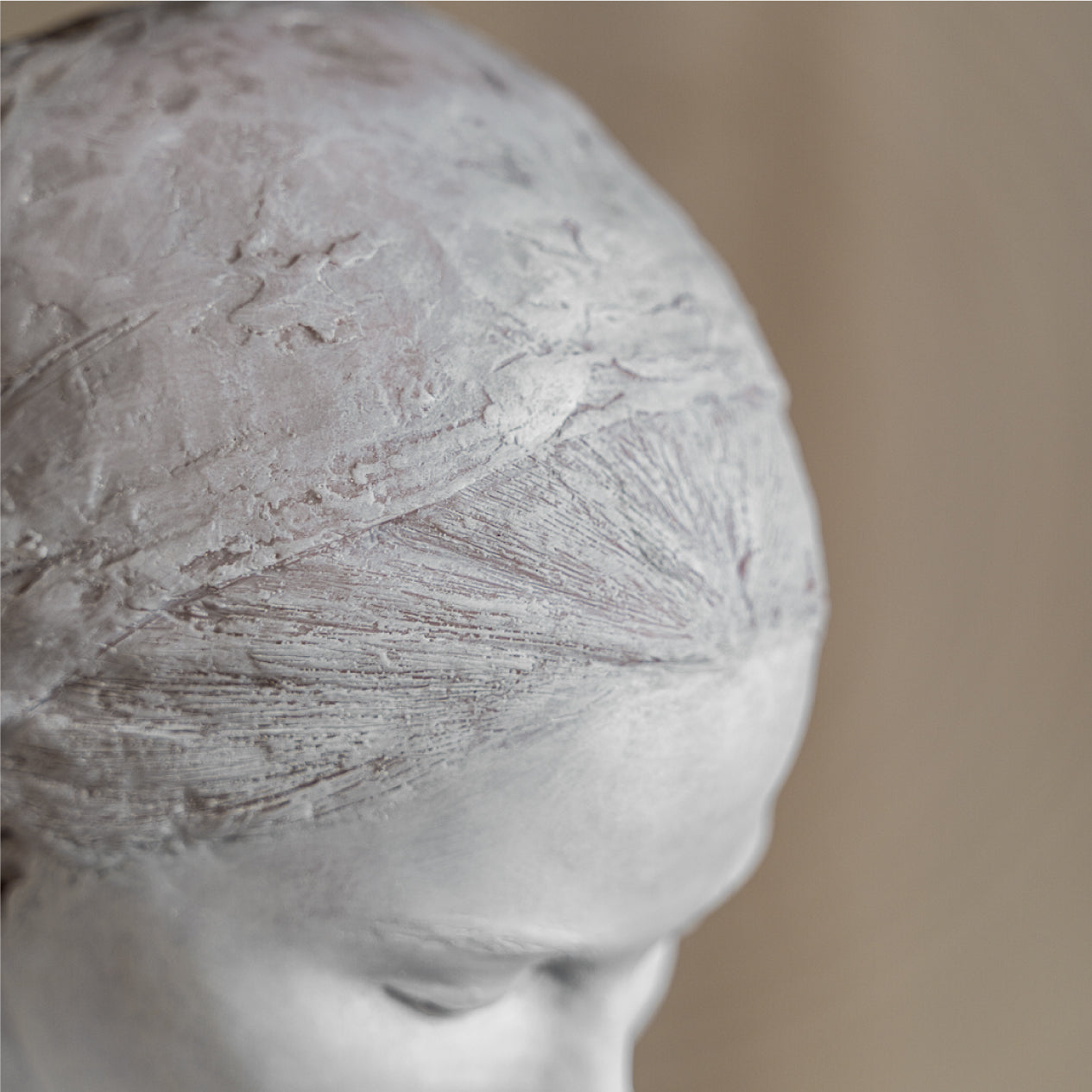 Detalle del pelo y la pañoleta de la Madre de Hakuna