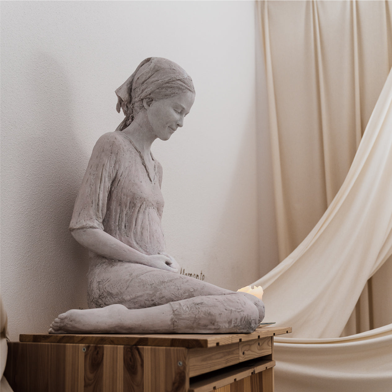 Escultura Madre de Hakuna en la capilla de Sencillamente, El Estudio de Hakuna, Madrid