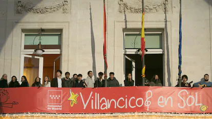 Hakuna Group Music canta en el balcón de la Real Casa de Correos en la Puerta del Sol.
