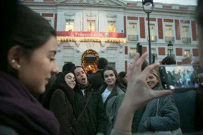 A group of girls waits for Hakuna in Puerta del Sol.