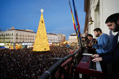 Hakuna Group Music performs beside the Puerta del Sol Christmas tree.