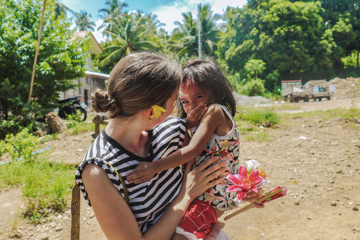 “Compartiriado” viene de compartir, y es el nombre que en Hakuna han dado a sus voluntariados. Se trata de mirar “de tú a tú al los más desfavorecidos” o, en otras palabras, de vivir “un encuentro de un hijo de Dios con otro hijo de Dios”, explican.